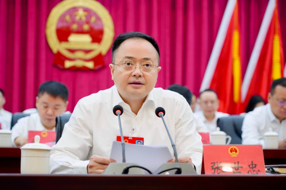 主席團常務(wù)主席，開幕會執(zhí)行主席張世忠主持大會.jpg